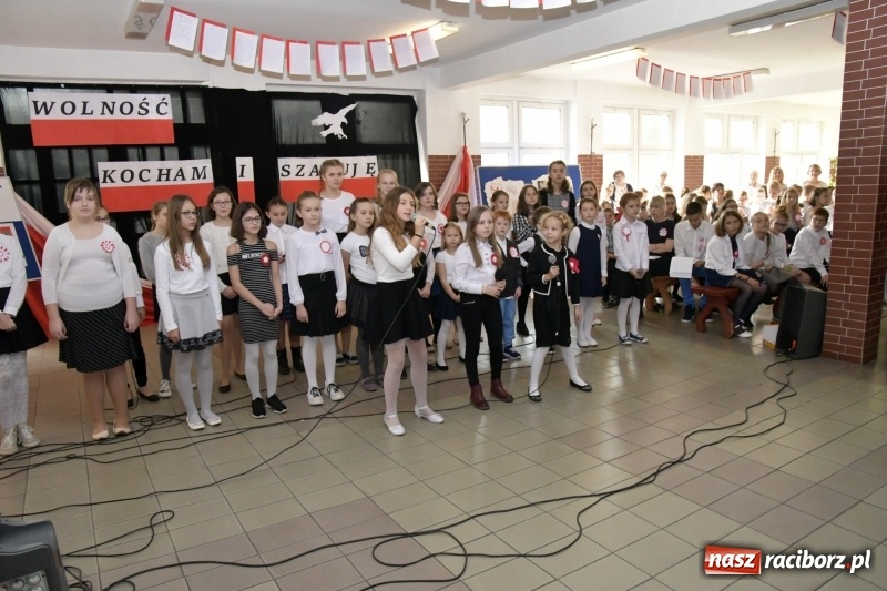 Zdjęcie w galerii na portalu naszraciborz.pl: Wolność kocham i rozumiem. O przystankach do niepodległości w Szkole Podstawowej nr 18 w Raciborzu wiadomości z regionu