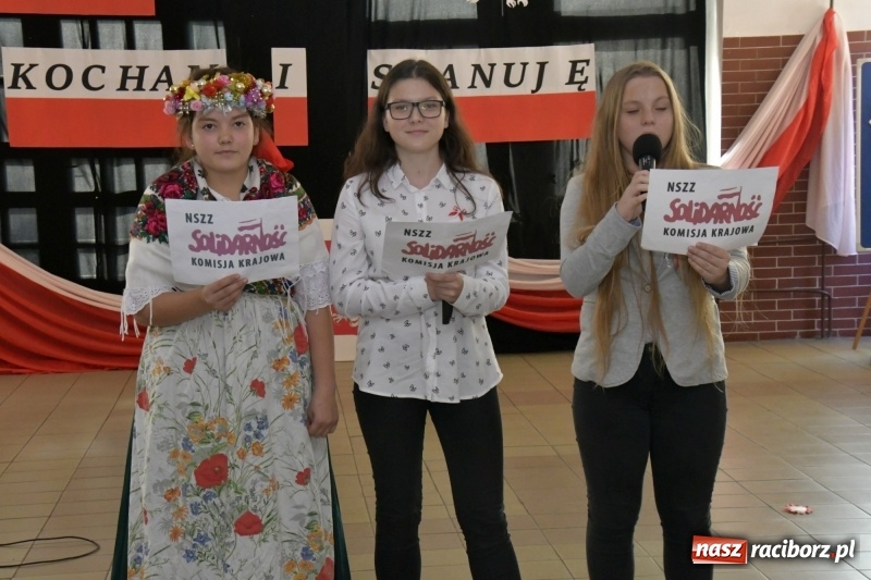 Zdjęcie w galerii na portalu naszraciborz.pl: Wolność kocham i rozumiem. O przystankach do niepodległości w Szkole Podstawowej nr 18 w Raciborzu wiadomości z regionu