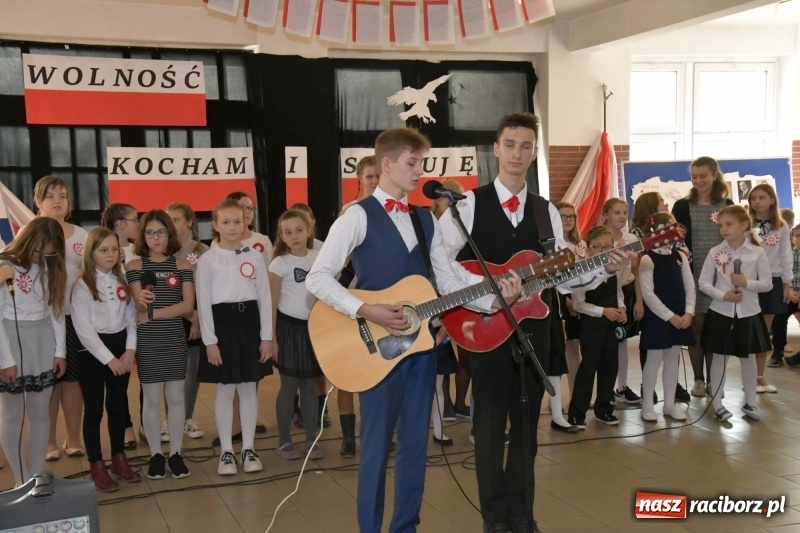 Zdjęcie w galerii na portalu naszraciborz.pl: Wolność kocham i rozumiem. O przystankach do niepodległości w Szkole Podstawowej nr 18 w Raciborzu wiadomości z regionu
