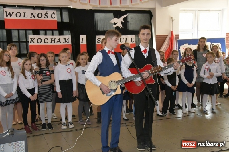 Zdjęcie w galerii na portalu naszraciborz.pl: Wolność kocham i rozumiem. O przystankach do niepodległości w Szkole Podstawowej nr 18 w Raciborzu wiadomości z regionu