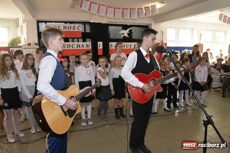 Zdjęcie w galerii na portalu naszraciborz.pl: Wolność kocham i rozumiem. O przystankach do niepodległości w Szkole Podstawowej nr 18 w Raciborzu wiadomości z regionu