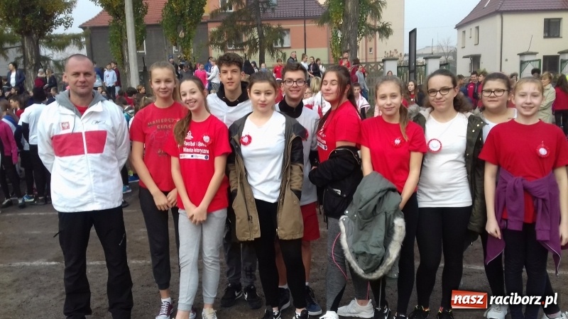 Zdjęcie w galerii na portalu naszraciborz.pl: 100 km na 100-lecie niepodległości Polski w SP 15  wiadomości z regionu