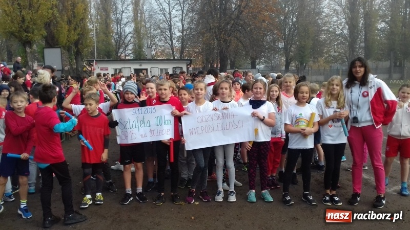 Zdjęcie w galerii na portalu naszraciborz.pl: 100 km na 100-lecie niepodległości Polski w SP 15  wiadomości z regionu