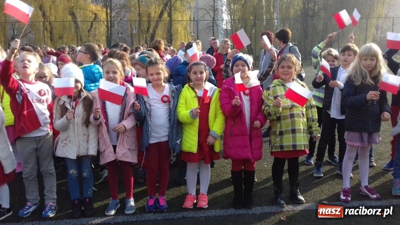 Zdjęcie w galerii na portalu naszraciborz.pl: 100 km na 100-lecie niepodległości Polski w SP 15  wiadomości z regionu