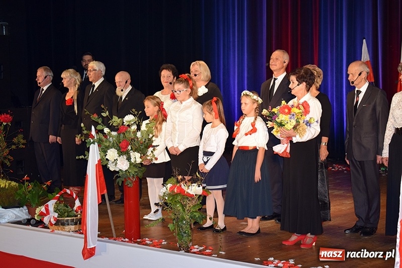 Zdjęcie w galerii na portalu naszraciborz.pl: Hymn serc Niepodległej w Kuźni Raciborskiej  wiadomości z regionu