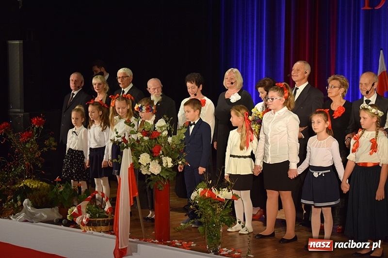 Zdjęcie w galerii na portalu naszraciborz.pl: Hymn serc Niepodległej w Kuźni Raciborskiej  wiadomości z regionu