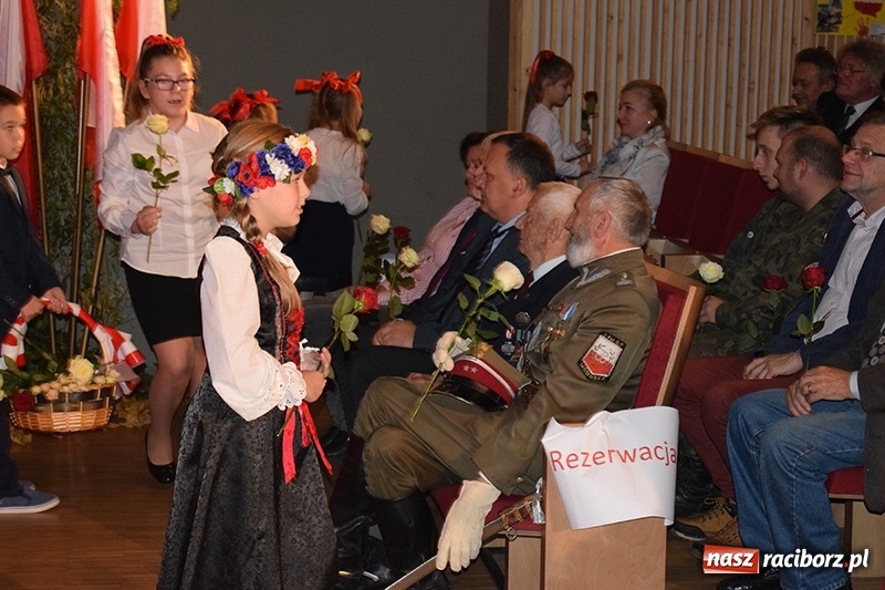 Zdjęcie w galerii na portalu naszraciborz.pl: Hymn serc Niepodległej w Kuźni Raciborskiej  wiadomości z regionu
