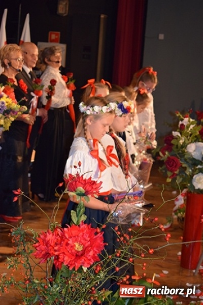 Zdjęcie w galerii na portalu naszraciborz.pl: Hymn serc Niepodległej w Kuźni Raciborskiej  wiadomości z regionu
