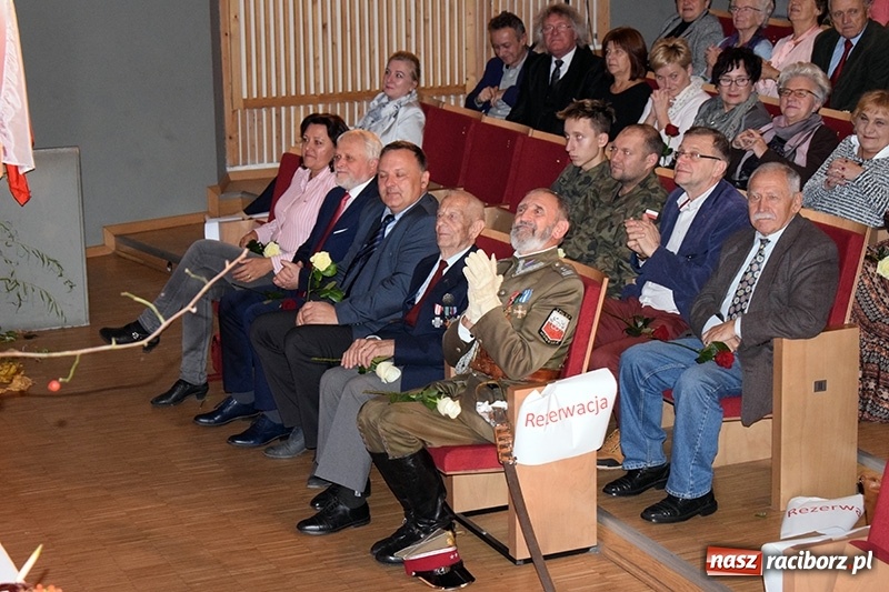 Zdjęcie w galerii na portalu naszraciborz.pl: Hymn serc Niepodległej w Kuźni Raciborskiej  wiadomości z regionu