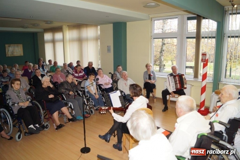 Zdjęcie w galerii na portalu naszraciborz.pl: Wielkie narodowe święto w Złotej Jesieni  wiadomości z regionu