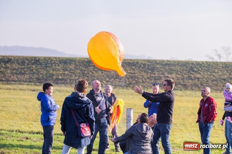 Zdjęcie w galerii na portalu naszraciborz.pl: Zawody modeli balonów na ogrzane powietrze wiadomości z regionu