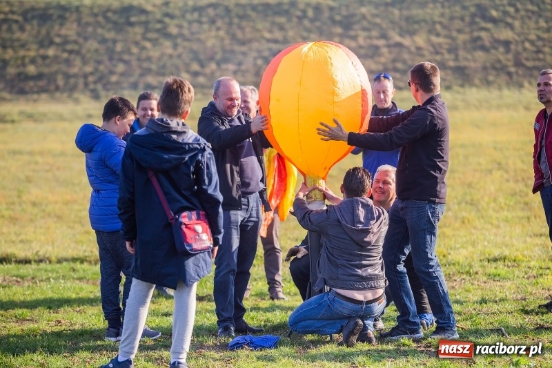 Zdjęcie w galerii na portalu naszraciborz.pl: Zawody modeli balonów na ogrzane powietrze wiadomości z regionu
