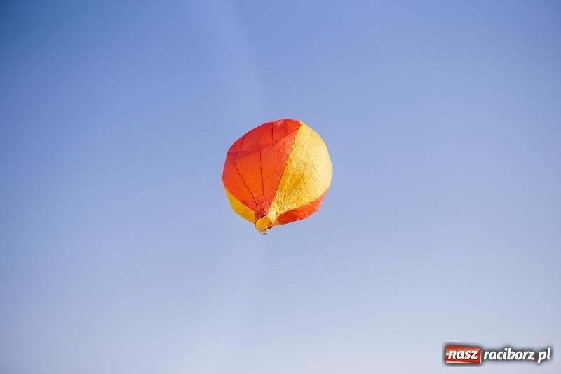 Zdjęcie w galerii na portalu naszraciborz.pl: Zawody modeli balonów na ogrzane powietrze wiadomości z regionu