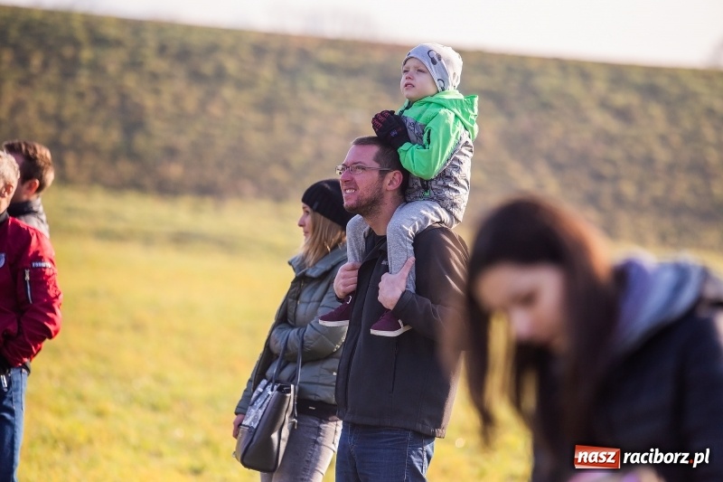 Zdjęcie w galerii na portalu naszraciborz.pl: Zawody modeli balonów na ogrzane powietrze wiadomości z regionu