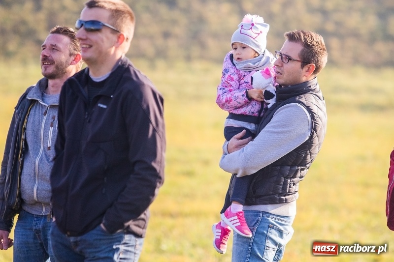 Zdjęcie w galerii na portalu naszraciborz.pl: Zawody modeli balonów na ogrzane powietrze wiadomości z regionu