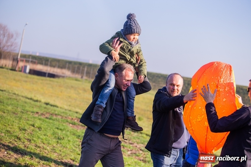 Zdjęcie w galerii na portalu naszraciborz.pl: Zawody modeli balonów na ogrzane powietrze wiadomości z regionu