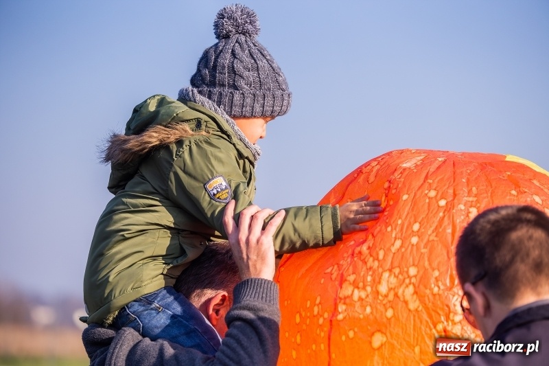 Zdjęcie w galerii na portalu naszraciborz.pl: Zawody modeli balonów na ogrzane powietrze wiadomości z regionu