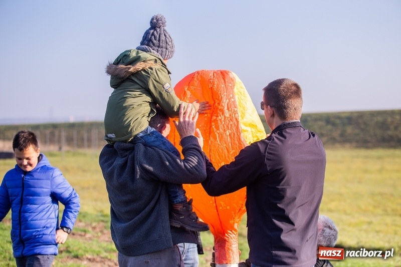 Zdjęcie w galerii na portalu naszraciborz.pl: Zawody modeli balonów na ogrzane powietrze wiadomości z regionu