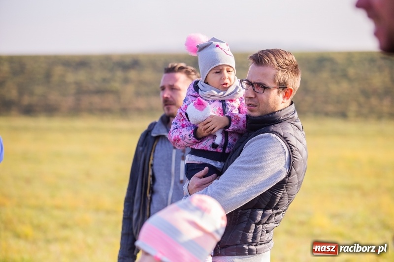 Zdjęcie w galerii na portalu naszraciborz.pl: Zawody modeli balonów na ogrzane powietrze wiadomości z regionu