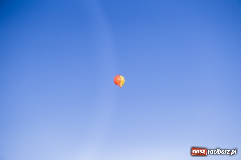 Zdjęcie w galerii na portalu naszraciborz.pl: Zawody modeli balonów na ogrzane powietrze wiadomości z regionu
