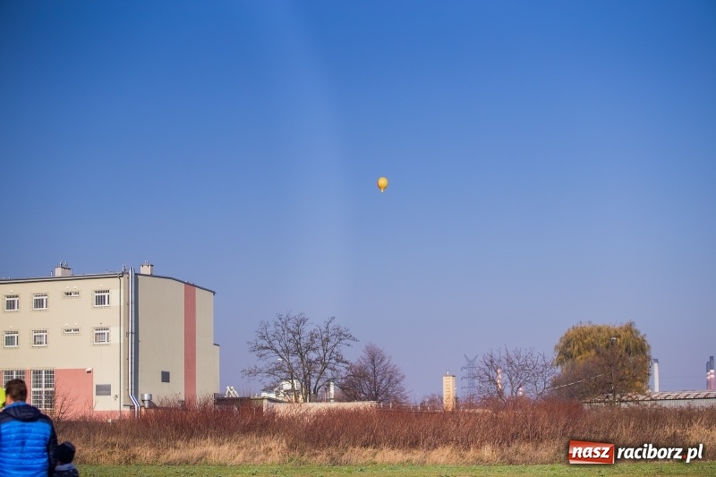 Zdjęcie w galerii na portalu naszraciborz.pl: Zawody modeli balonów na ogrzane powietrze wiadomości z regionu