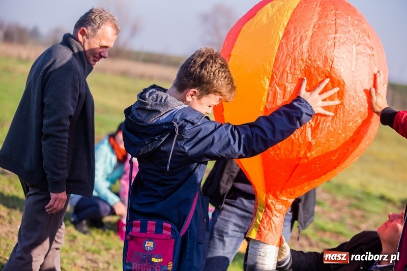 Zdjęcie w galerii na portalu naszraciborz.pl: Zawody modeli balonów na ogrzane powietrze wiadomości z regionu