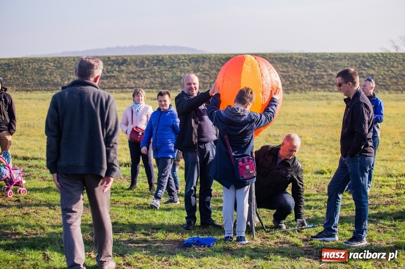 Zdjęcie w galerii na portalu naszraciborz.pl: Zawody modeli balonów na ogrzane powietrze wiadomości z regionu