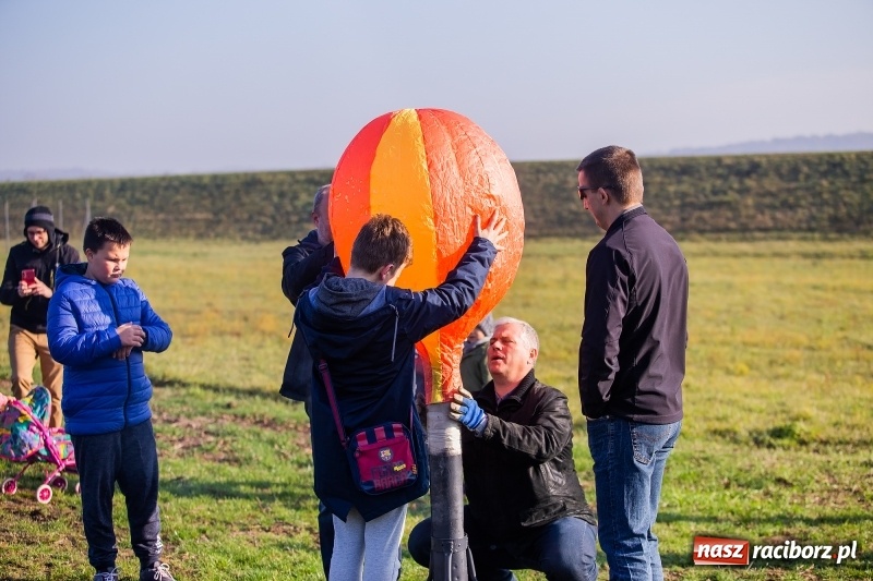 Zdjęcie w galerii na portalu naszraciborz.pl: Zawody modeli balonów na ogrzane powietrze wiadomości z regionu