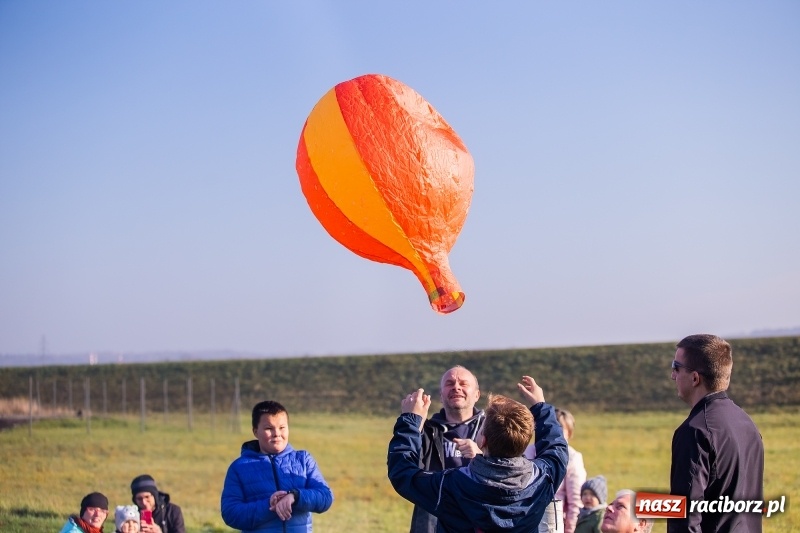 Zdjęcie w galerii na portalu naszraciborz.pl: Zawody modeli balonów na ogrzane powietrze wiadomości z regionu