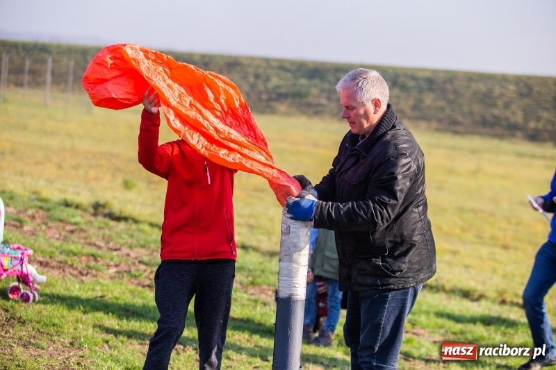 Zdjęcie w galerii na portalu naszraciborz.pl: Zawody modeli balonów na ogrzane powietrze wiadomości z regionu