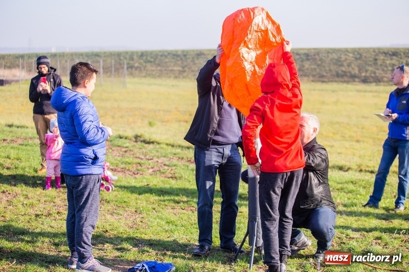 Zdjęcie w galerii na portalu naszraciborz.pl: Zawody modeli balonów na ogrzane powietrze wiadomości z regionu