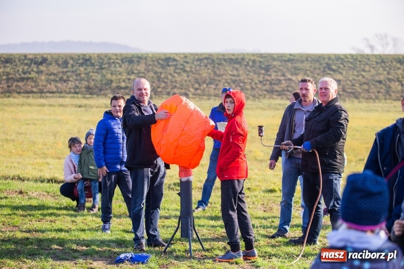 Zdjęcie w galerii na portalu naszraciborz.pl: Zawody modeli balonów na ogrzane powietrze wiadomości z regionu