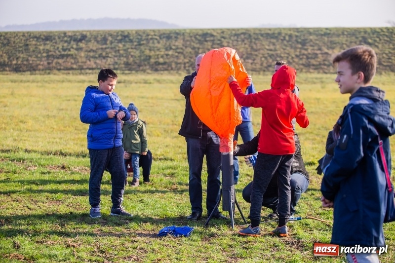 Zdjęcie w galerii na portalu naszraciborz.pl: Zawody modeli balonów na ogrzane powietrze wiadomości z regionu