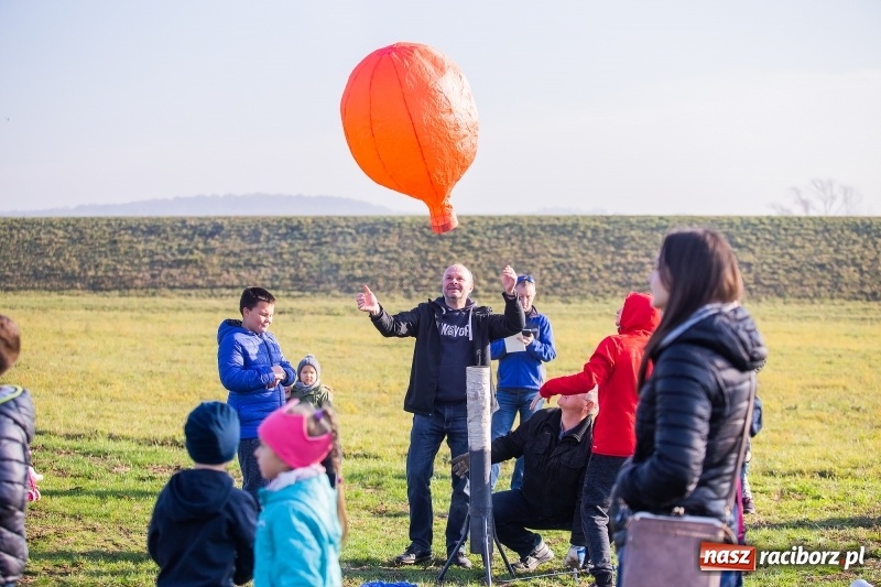 Zdjęcie w galerii na portalu naszraciborz.pl: Zawody modeli balonów na ogrzane powietrze wiadomości z regionu