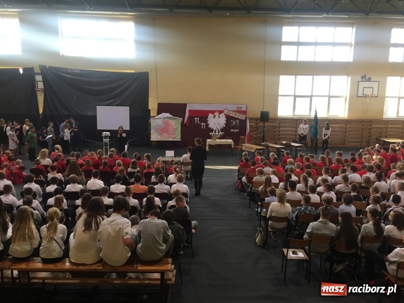 Zdjęcie w galerii na portalu naszraciborz.pl: Uczniowie z Nędzy w przemarszu dla Niepodległej z naczelnikiem na czele wiadomości z regionu