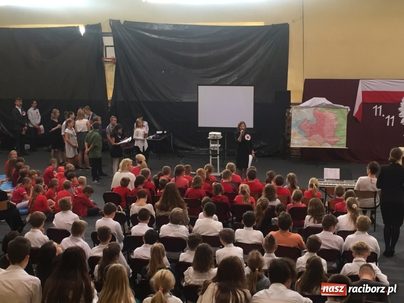 Zdjęcie w galerii na portalu naszraciborz.pl: Uczniowie z Nędzy w przemarszu dla Niepodległej z naczelnikiem na czele wiadomości z regionu