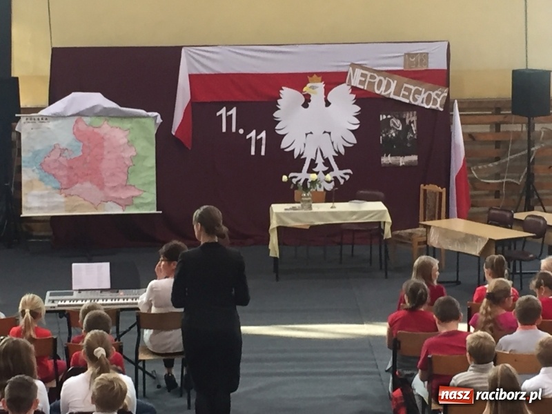 Zdjęcie w galerii na portalu naszraciborz.pl: Uczniowie z Nędzy w przemarszu dla Niepodległej z naczelnikiem na czele wiadomości z regionu