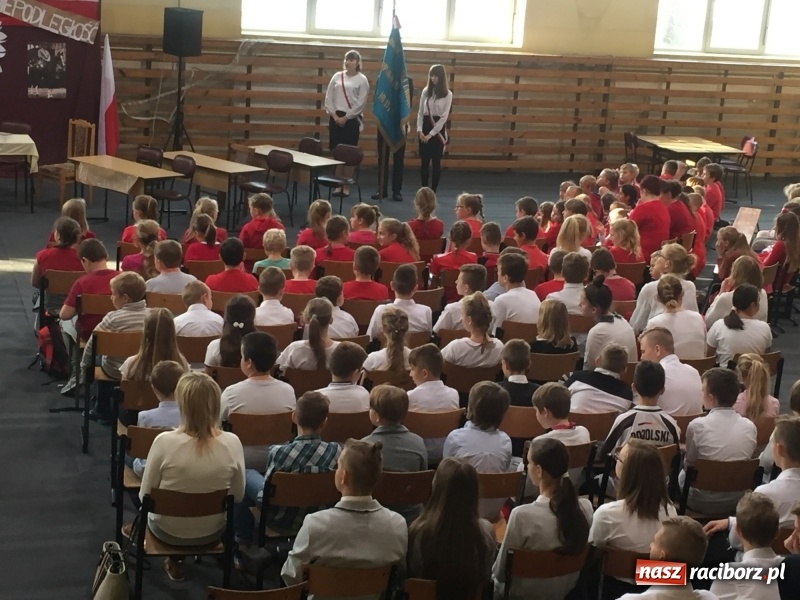 Zdjęcie w galerii na portalu naszraciborz.pl: Uczniowie z Nędzy w przemarszu dla Niepodległej z naczelnikiem na czele wiadomości z regionu