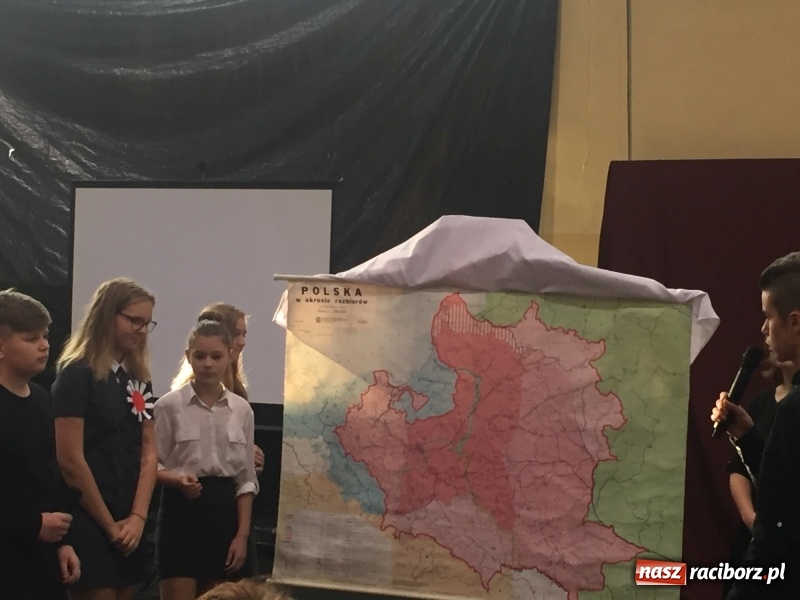 Zdjęcie w galerii na portalu naszraciborz.pl: Uczniowie z Nędzy w przemarszu dla Niepodległej z naczelnikiem na czele wiadomości z regionu