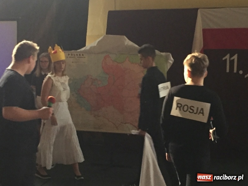 Zdjęcie w galerii na portalu naszraciborz.pl: Uczniowie z Nędzy w przemarszu dla Niepodległej z naczelnikiem na czele wiadomości z regionu