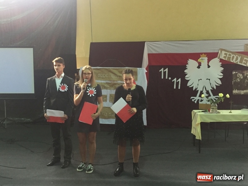 Zdjęcie w galerii na portalu naszraciborz.pl: Uczniowie z Nędzy w przemarszu dla Niepodległej z naczelnikiem na czele wiadomości z regionu