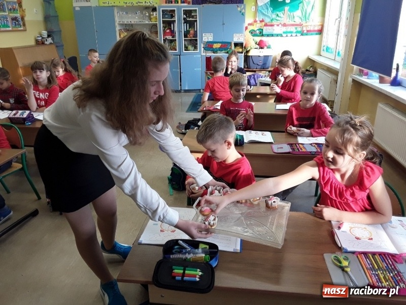 Zdjęcie w galerii na portalu naszraciborz.pl: Uczniowie z Nędzy w przemarszu dla Niepodległej z naczelnikiem na czele wiadomości z regionu