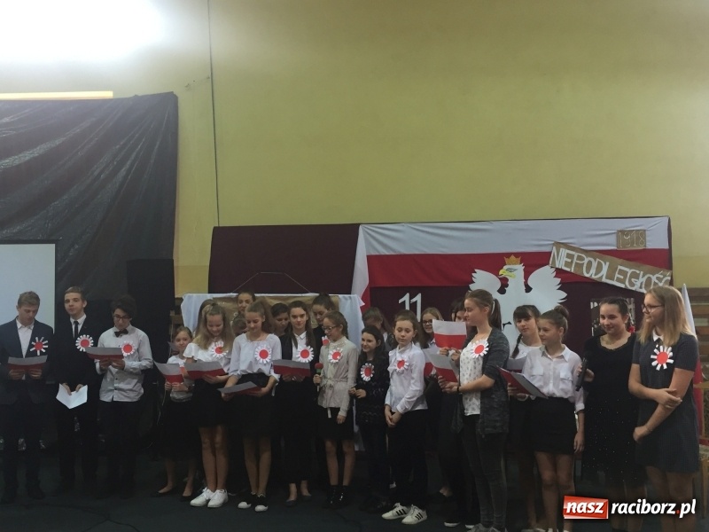 Zdjęcie w galerii na portalu naszraciborz.pl: Uczniowie z Nędzy w przemarszu dla Niepodległej z naczelnikiem na czele wiadomości z regionu