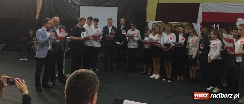 Zdjęcie w galerii na portalu naszraciborz.pl: Uczniowie z Nędzy w przemarszu dla Niepodległej z naczelnikiem na czele wiadomości z regionu