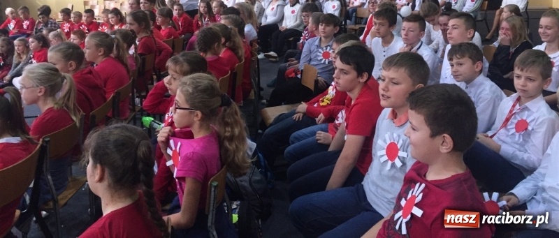 Zdjęcie w galerii na portalu naszraciborz.pl: Uczniowie z Nędzy w przemarszu dla Niepodległej z naczelnikiem na czele wiadomości z regionu