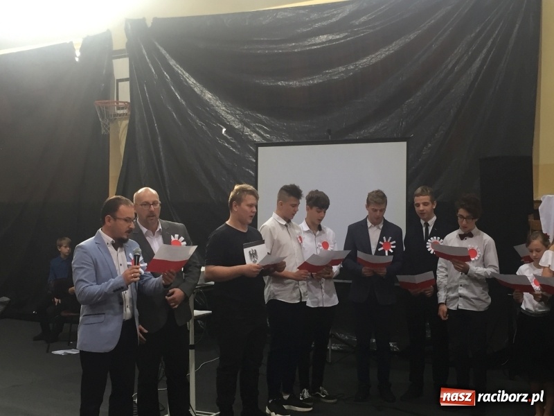 Zdjęcie w galerii na portalu naszraciborz.pl: Uczniowie z Nędzy w przemarszu dla Niepodległej z naczelnikiem na czele wiadomości z regionu