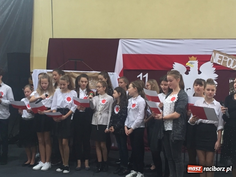 Zdjęcie w galerii na portalu naszraciborz.pl: Uczniowie z Nędzy w przemarszu dla Niepodległej z naczelnikiem na czele wiadomości z regionu
