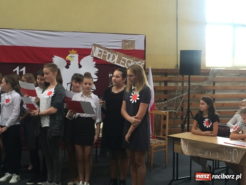 Zdjęcie w galerii na portalu naszraciborz.pl: Uczniowie z Nędzy w przemarszu dla Niepodległej z naczelnikiem na czele wiadomości z regionu