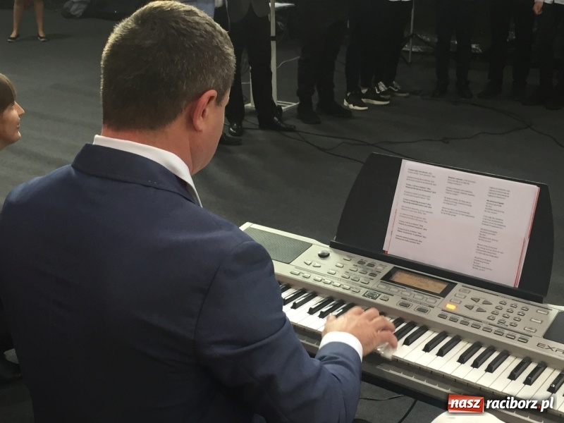 Zdjęcie w galerii na portalu naszraciborz.pl: Uczniowie z Nędzy w przemarszu dla Niepodległej z naczelnikiem na czele wiadomości z regionu