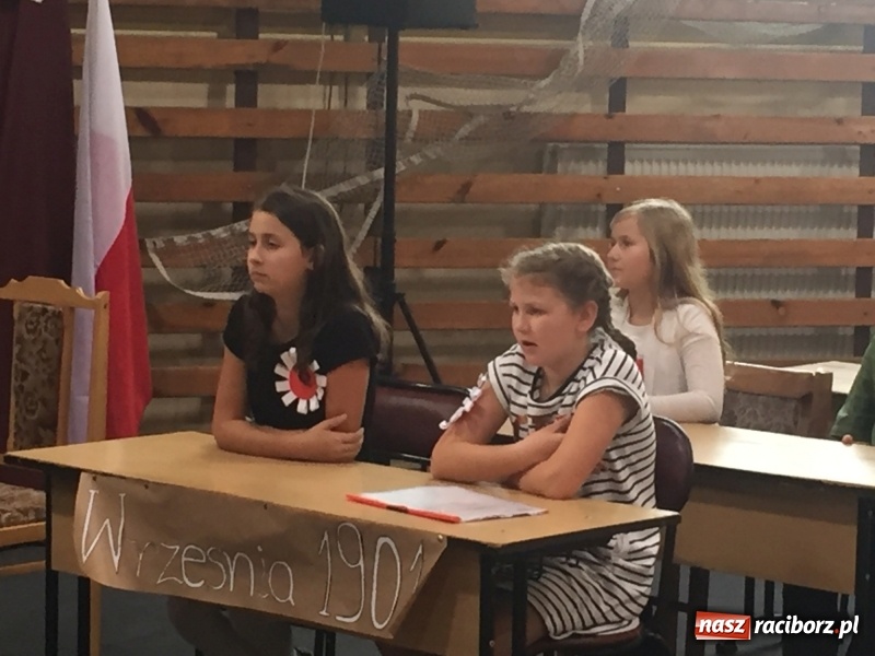 Zdjęcie w galerii na portalu naszraciborz.pl: Uczniowie z Nędzy w przemarszu dla Niepodległej z naczelnikiem na czele wiadomości z regionu